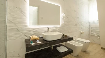 Bagno privato con phon a parete