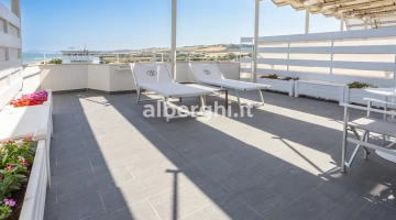 Large terrace with sea view in the suite