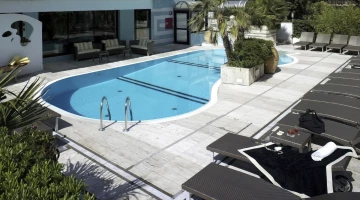 Vista piscina esterna riscaldata
