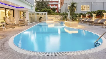Vista piscina esterna riscaldata