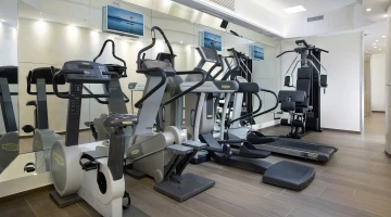 Palestra con attrezzi technogym