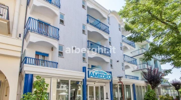 Entrata dell'hotel amedeo in via tevere 11