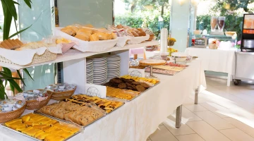 Frühstücksbuffet im Saal und im Garten