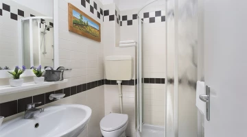 Vierbett- oder Dreibettzimmer mit Badezimmer