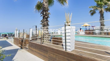 Pool und Whirlpool am Strand