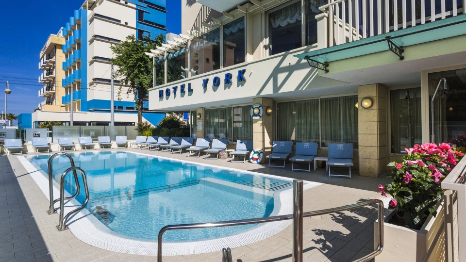 Piscine chauffée (12,50 x 4 = 50 m²) profondeur max. 130 cm