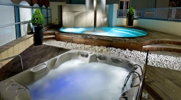 Piscines hydroélectriques la nuit