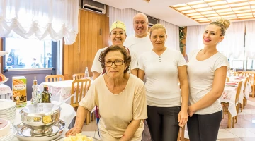 Avec Raffaella et le personnel de la salle à manger