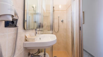 Salle de bain avec cabine de douche