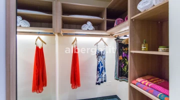 Walk-in wardrobe in the superior quintuple room