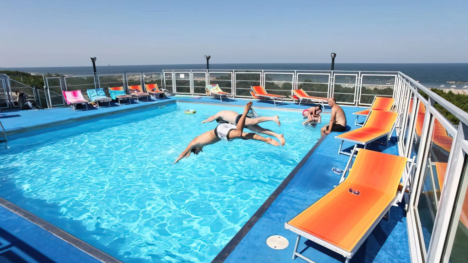 Panoramic swimming pool