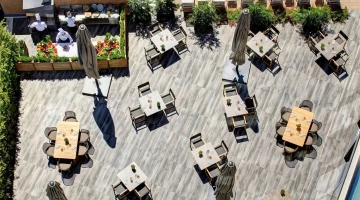 Simple Restaurant with Show Cooking from Above