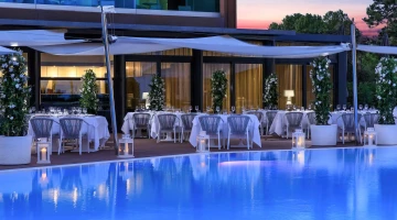 Poolside restaurant tables