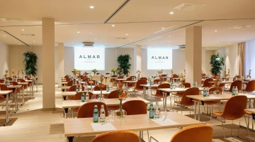 Besprechungsraum mit Schreibtischaufteilung