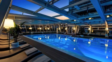 Vue nocturne de la piscine illuminée