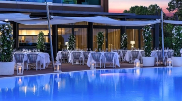 tables du restaurant au bord de la piscine