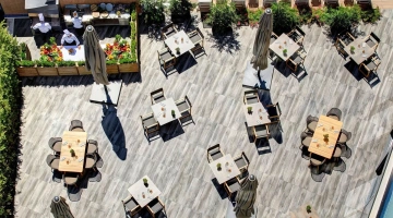 Restaurant simple avec cuisine spectacle vue du dessus