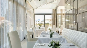 Tables dressées dans la salle du restaurant