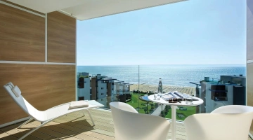 Balcon meublé dans la chambre Deluxe avec vue sur la mer