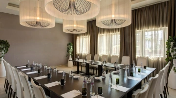 Salle de réunion en forme de fer à cheval