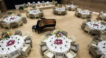 Salle de réunion avec tables
