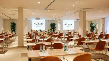 Salle de réunion avec agencement de bureaux