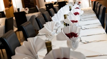 Table dressée au restaurant