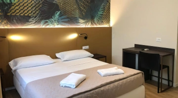 Botanisches Doppelzimmer mit Schreibtisch