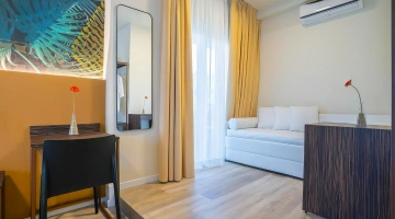 Botanischer Raum mit Klimaanlage und Sofa