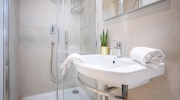 Privates Badezimmer mit Duschkabine