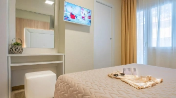 Romantisches Zimmer mit Fernseher