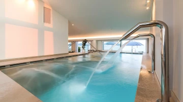 Hydromassage pool with water blades