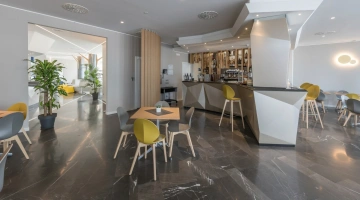 Bar con tavolini in area comune