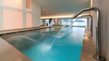 Piscina idromassaggio con lame d'acqua