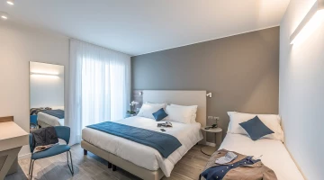 Double and single bed in Comfort Room