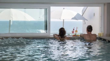 Hydromassage pool with sea view