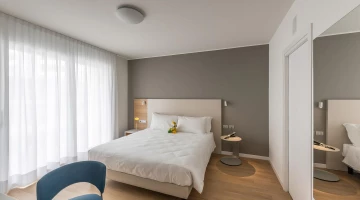 Double bedroom in Deluxe three-room apartment with island