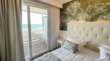 Deluxe Zimmer am Meer mit möbliertem Balkon