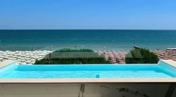Blick vom Zimmer Pool Frontemare