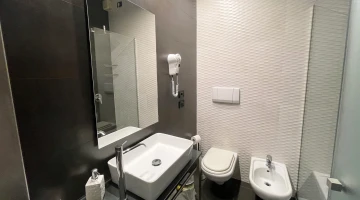 Badezimmer mit Wand-Haartrockner
