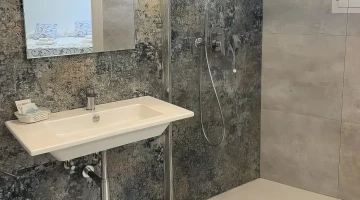 Bagno con box doccia