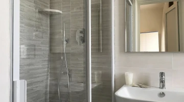 Privates Badezimmer mit Duschkabine