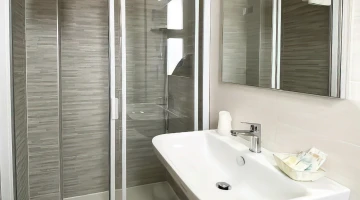 Privates Badezimmer mit Duschkabine