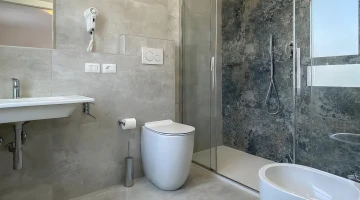 Privates Badezimmer mit Duschkabine