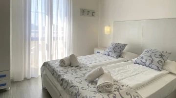 Dreibettzimmer mit Balkon