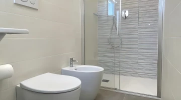 Große Duschkabine im Badezimmer