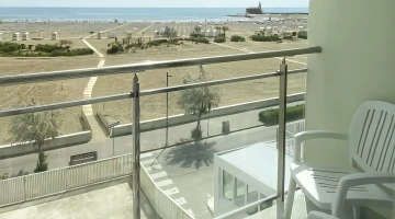 Möblierter Balkon mit Meerblick