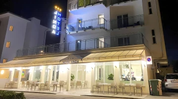 Hotelfassade bei Nacht