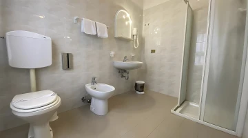 Eigenes Badezimmer mit Duschkabine und wandmontiertem Haartrockner
