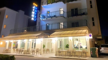 Extérieurs de l'hôtel la nuit